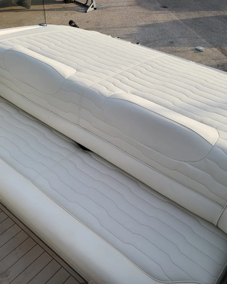 Cuscinerie nautiche: panca di poppa in similpelle avorio con cuciture decorative a onde, dettaglio