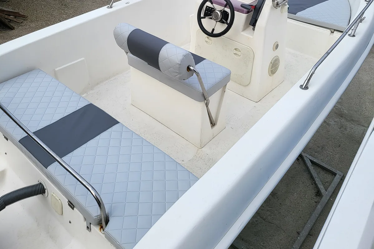 Cuscinerie nautiche: open con consolle centrale e cuscineria nuova trapuntata a rombi in due toni di grigio