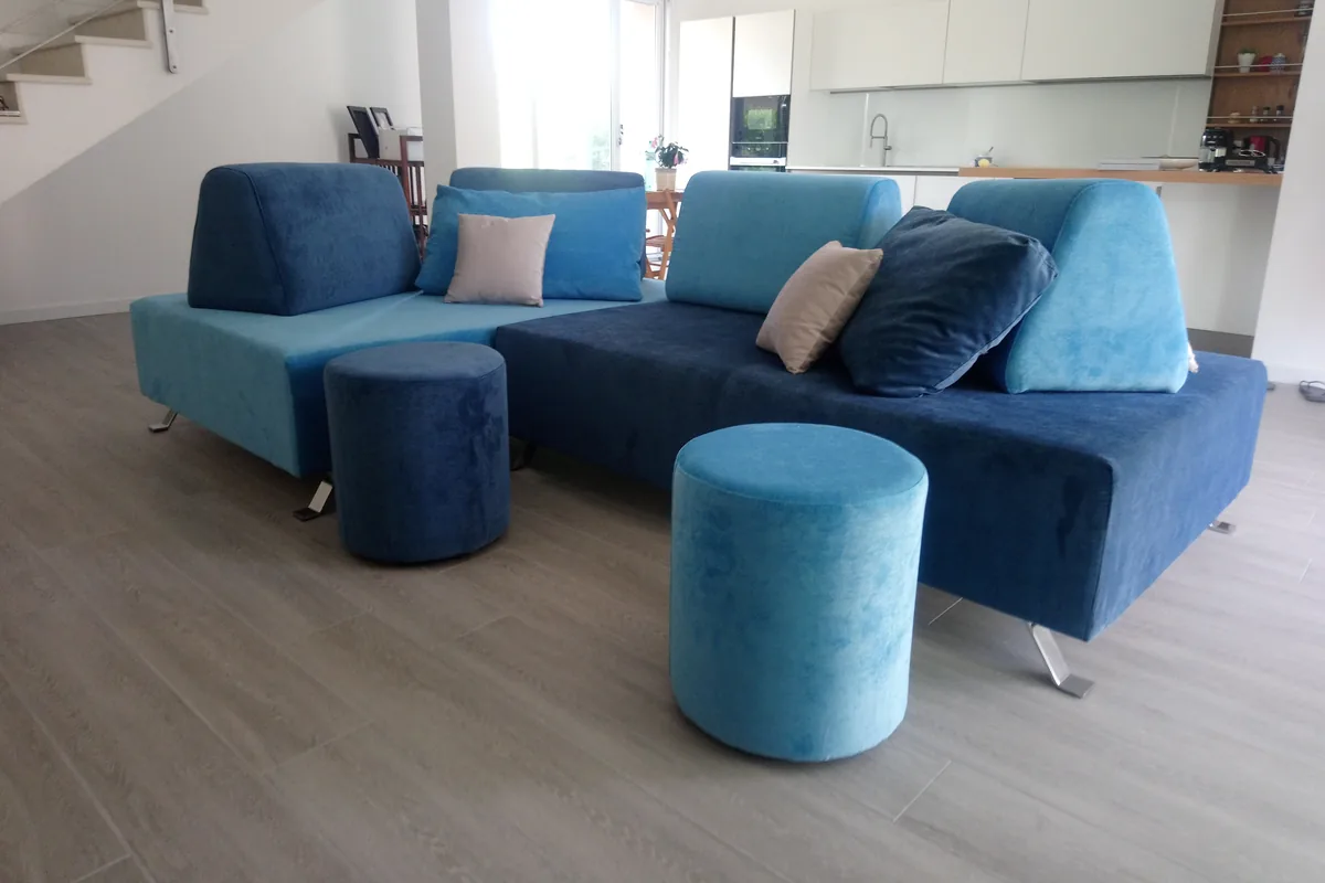 Divani personalizzati: divano componibile in velluto blu e azzurro con schienali mobili e pouf