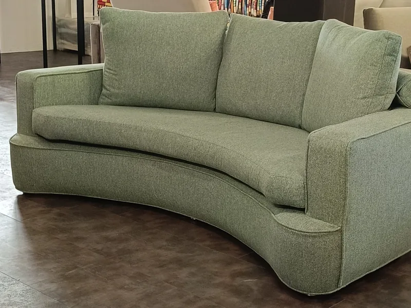 Divani su misura: divano curvo in tessuto verde salvia con cordoncino sui bordi