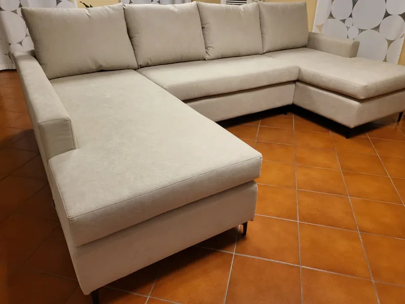 Divani su misura: divano a U con doppia penisola in tessuto beige