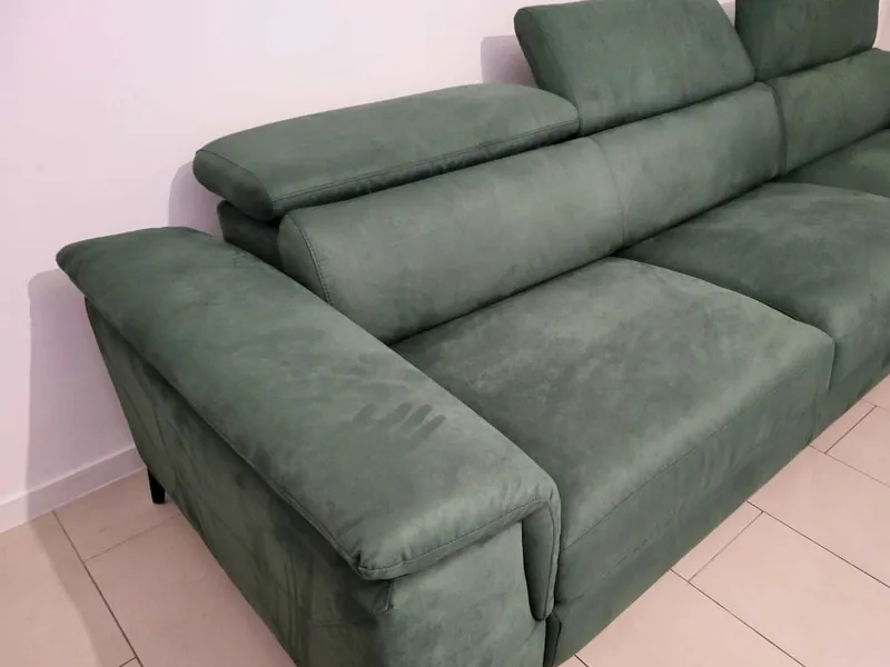 Rivestimenti per divani su misura: divano in microfibra verde con poggiatesta regolabile
