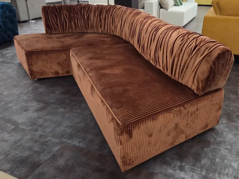 Rivestimenti per divani su misura: divano di design in velluto a coste color rame