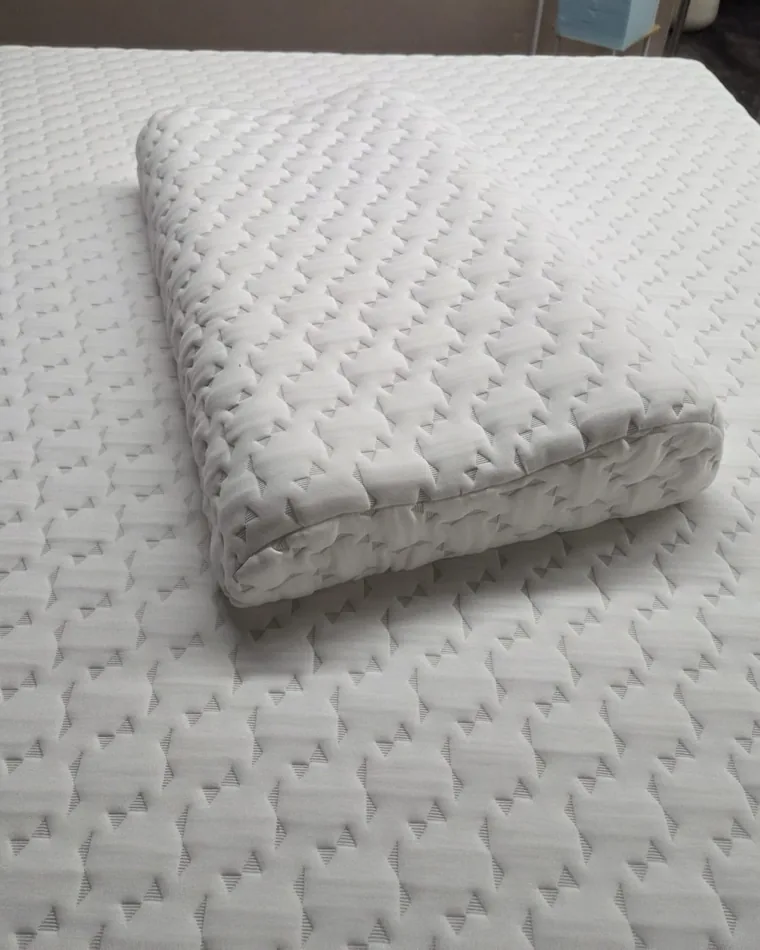 Materassi su misura: guanciale in memory foam appoggiato sul materasso