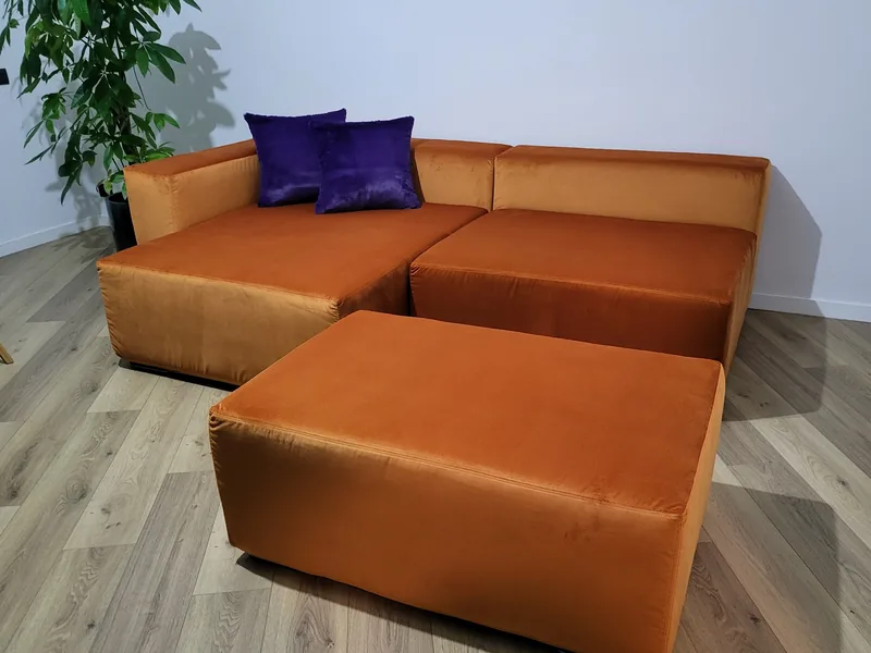 Divano componibile su misura in velluto arancio con pouf abbinato