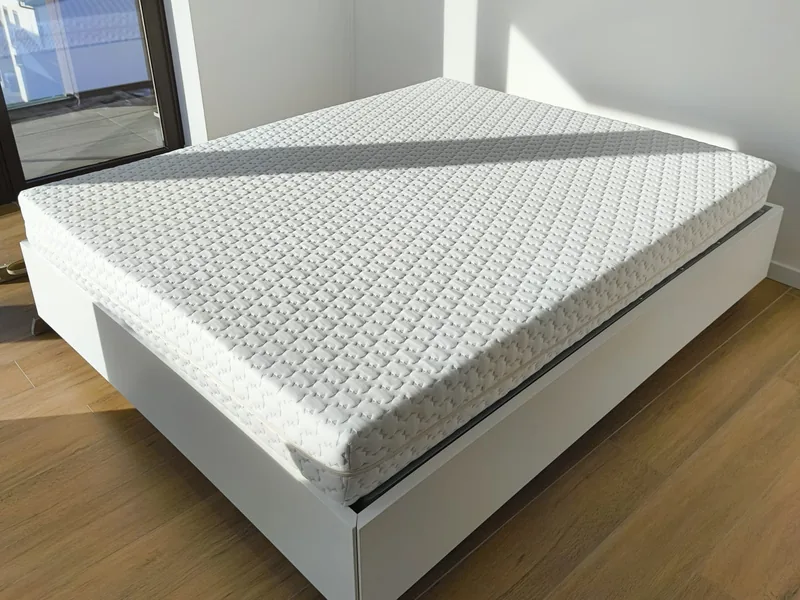 Materasso su misura in memory ad alta densità su letto contenitore