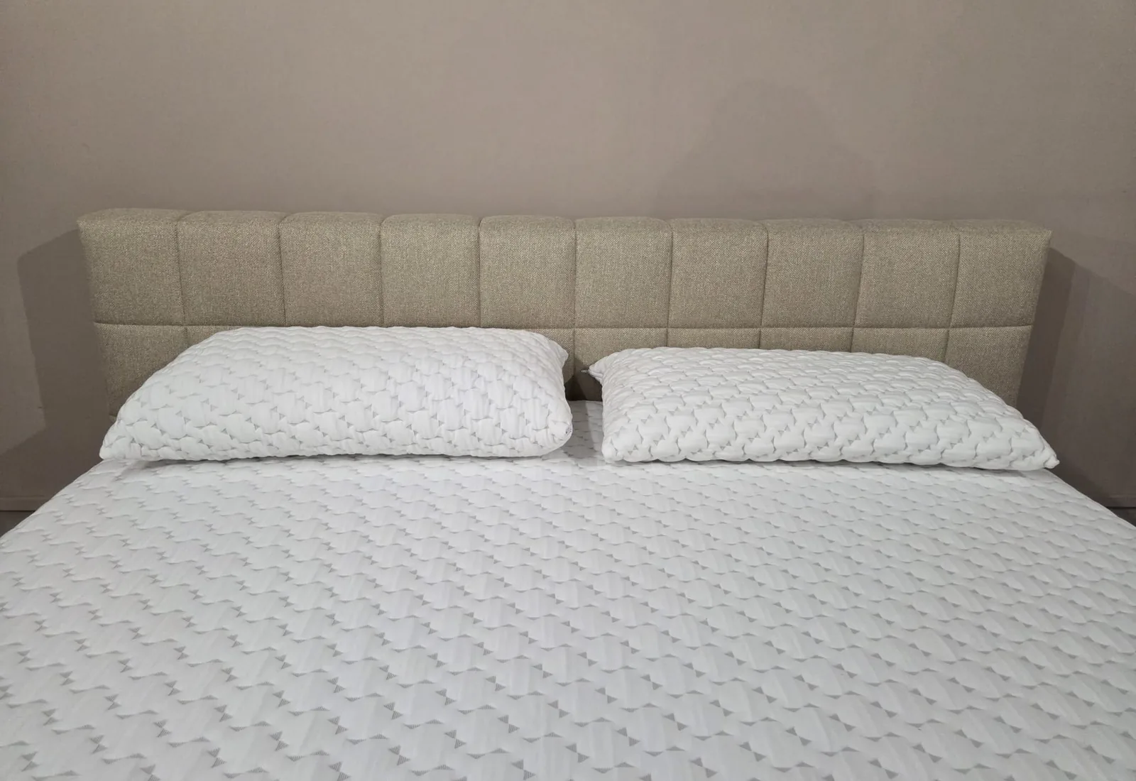 Letto matrimoniale su misura con testiera imbottita a doghe e materasso Rive Design