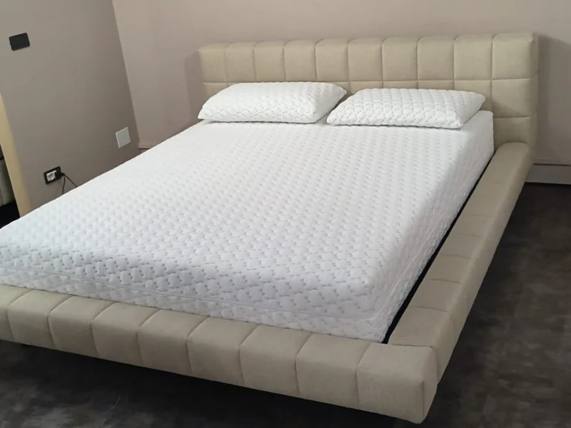 Letti su misura: letto basso con giroletto e testiera trapuntati beige