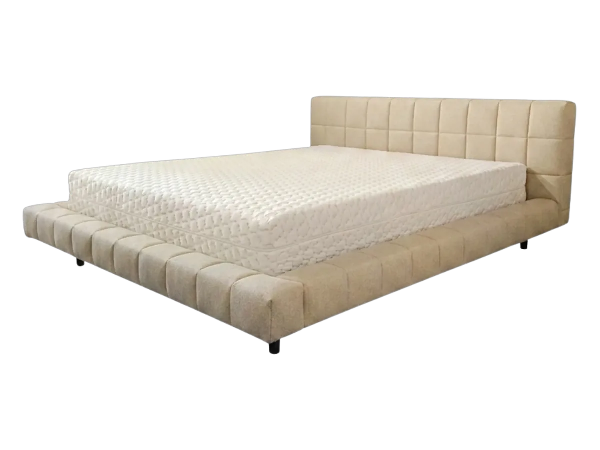 Letti su misura, modello Quadro: letto basso beige con giroletto e testiera trapuntati a quadri