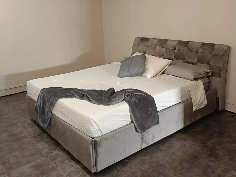 Letti su misura: letto in velluto grigio con testiera a riquadri capitonné