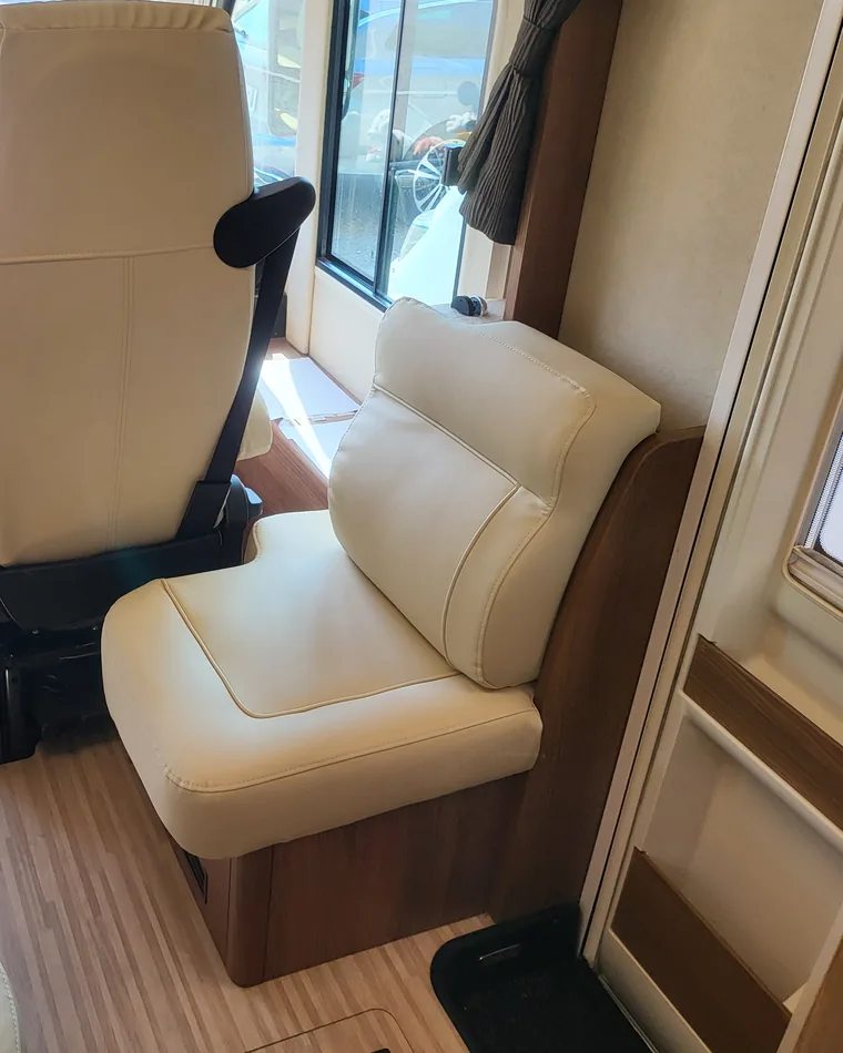 Rinnovare gli interni del camper: sedile girevole del passeggero e seduta singola rivestiti in finta pelle avorio
