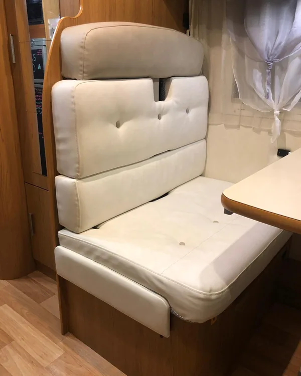 Rinnovare gli interni del camper: seduta della dinette rifatta pezzo per pezzo in finta pelle bianca, con schienale a bottoni