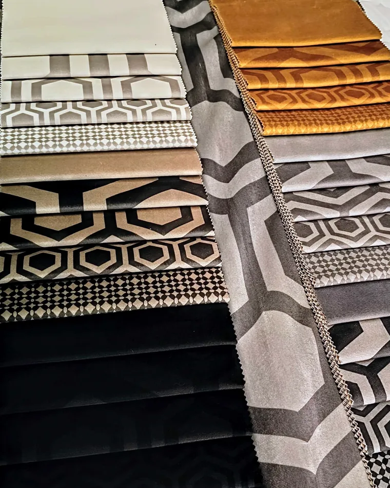 Rivestimenti per divani su misura: campionario di velluti jacquard a motivi geometrici