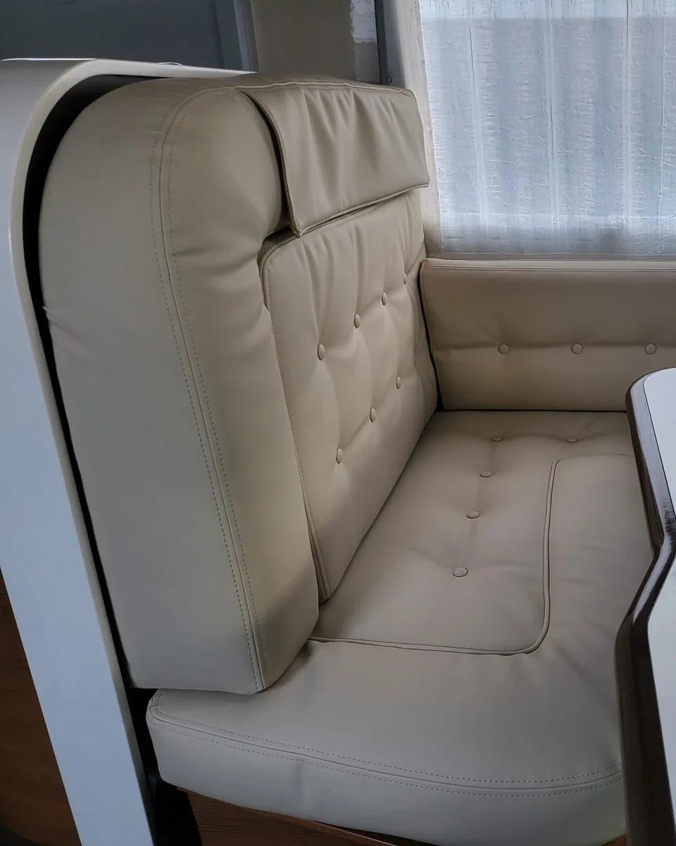Rivestimenti dinette camper: dinette angolare in finta pelle avorio con schienale e seduta capitonné a bottoni