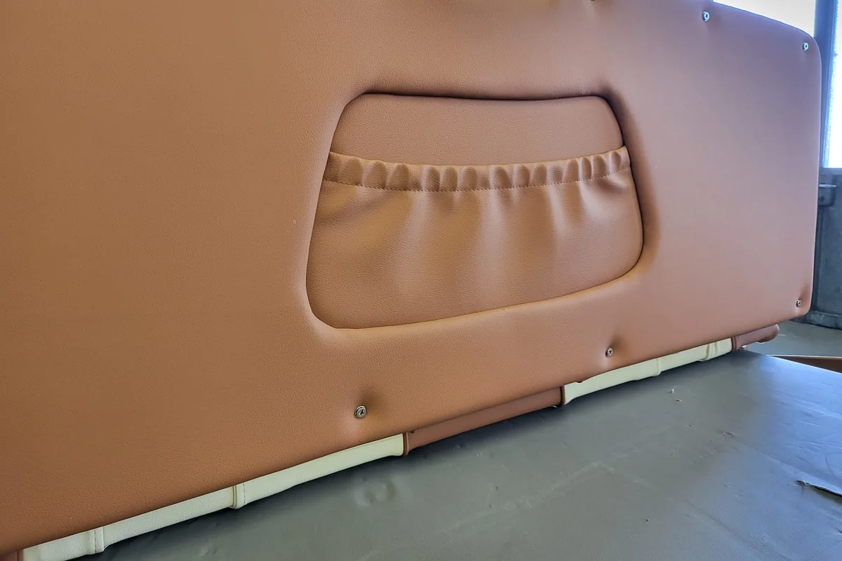 Materiali nautici: pannello di rivestimento in similpelle color cuoio con tasca arricciata e bordo avorio