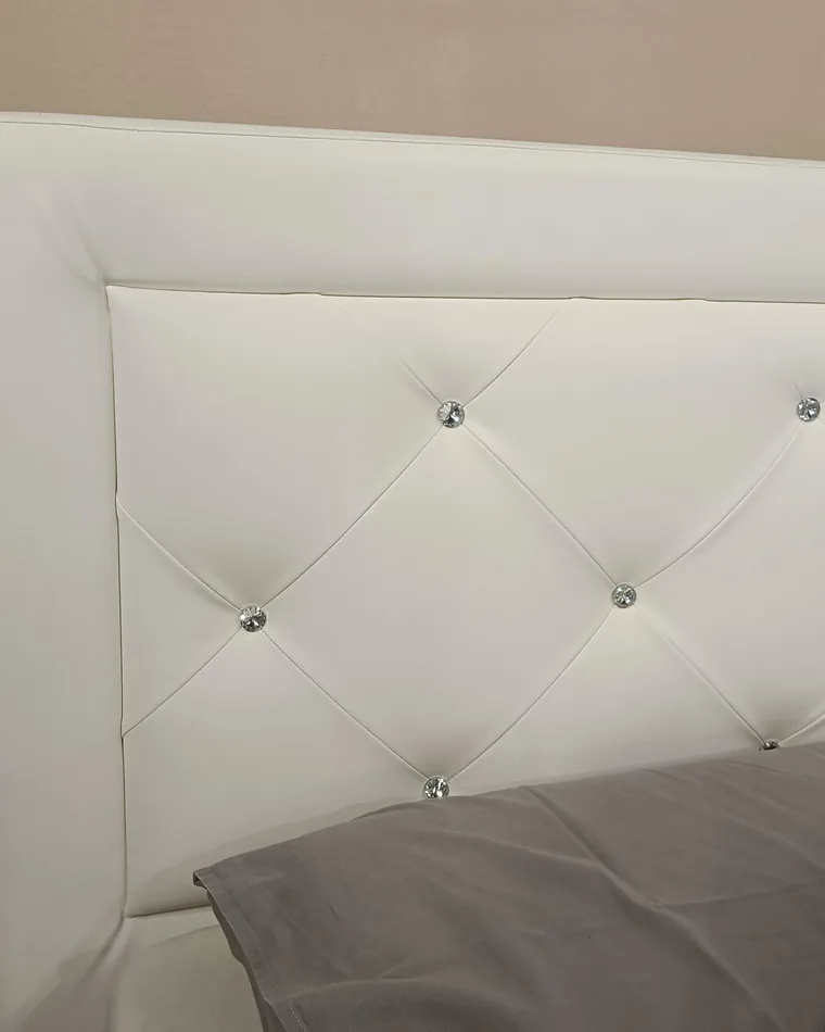 Il metodo Rive Design: testiera capitonné in similpelle bianca con bottoni a cristallo