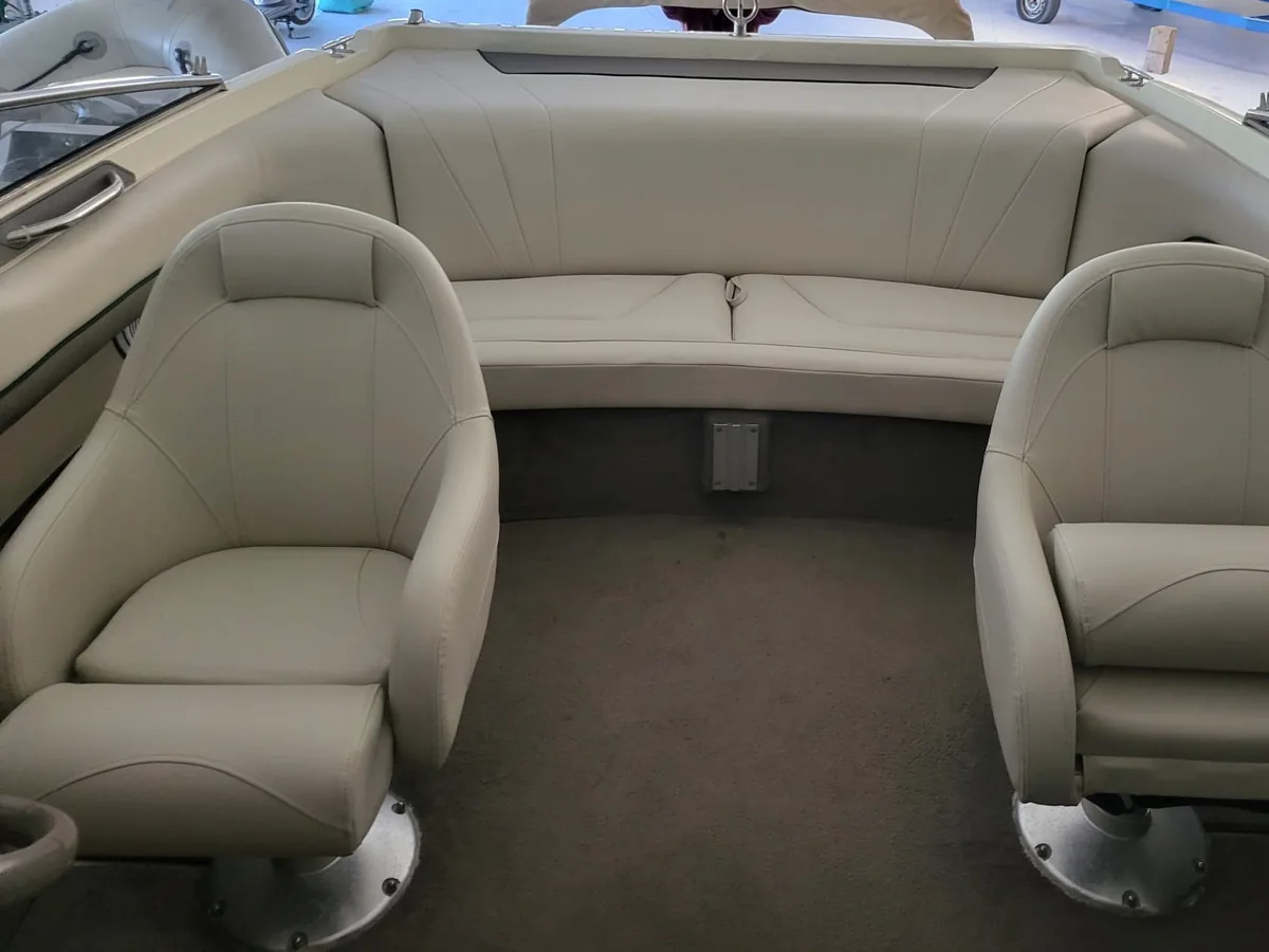 Tappezzeria per barche: pozzetto con poltroncine e divanetto a U in similpelle beige