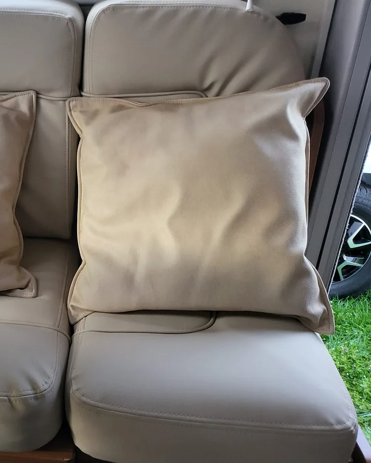 Tappezzeria per camper: panca a due posti in finta pelle tortora con due cuscini in tessuto scamosciato beige