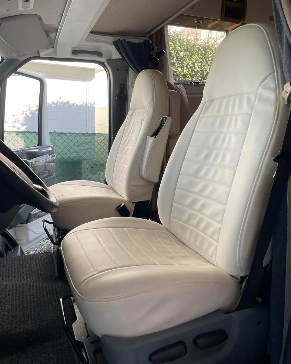 Tappezzeria per camper: sedili della cabina rivestiti in finta pelle bianca con trapuntatura a canali
