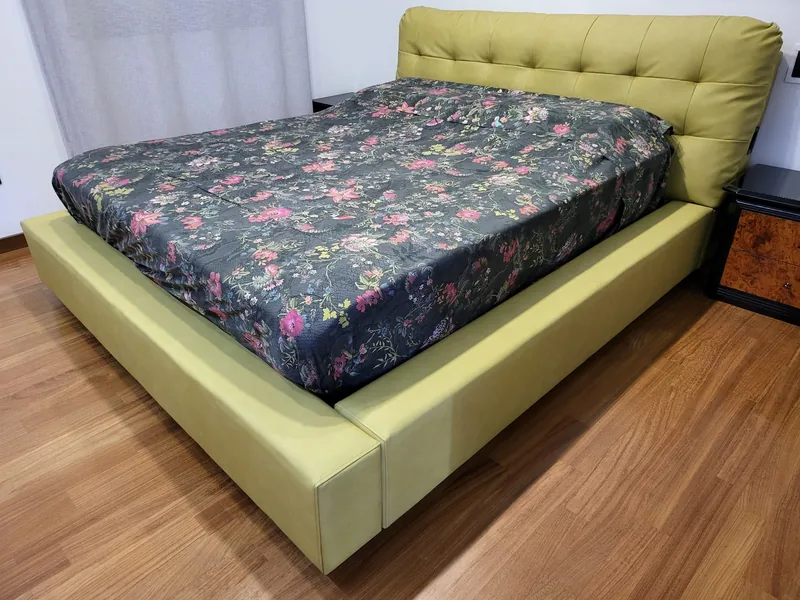 Tappezzeria di letti e imbottiti: letto imbottito in pelle verde salvia con testiera capitonné